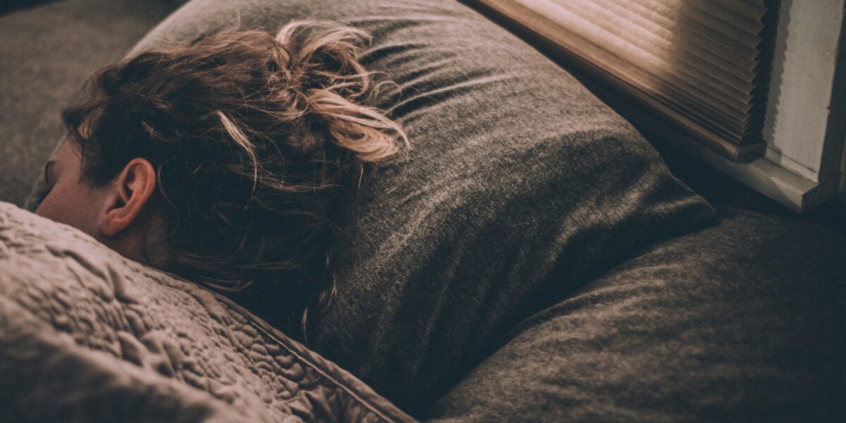 Waarom word ik om 3 uur ’s nachts wakker? 7 oorzaken + wat écht helpt