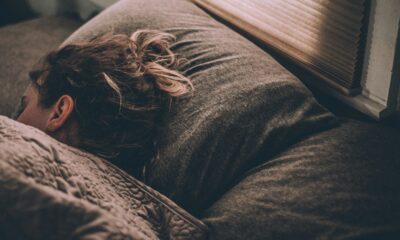 Waarom word ik om 3 uur ’s nachts wakker? 7 oorzaken + wat écht helpt